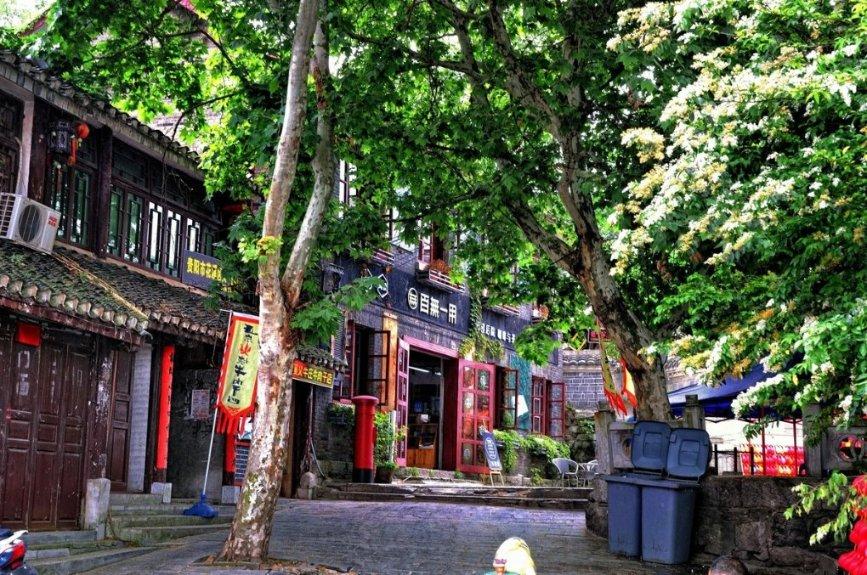 智慧问答网页-一个男生把你喝过的水倒在自己杯子在喝这代表什么意思?的机智解答